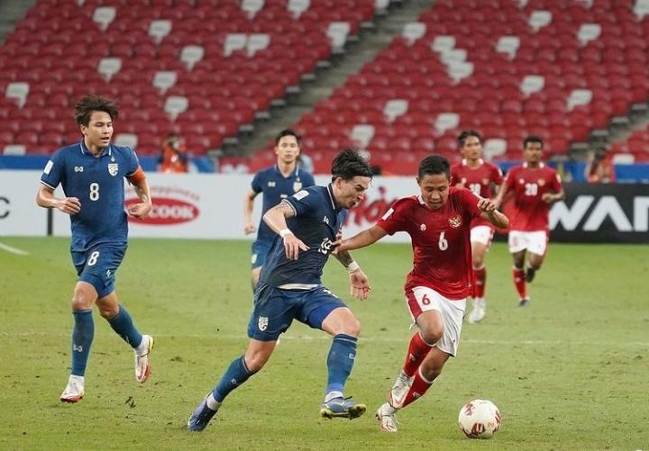 Timnas Indonesia saat berhadapan dengan Thaildan di leg pertama Piala AFF 2020. Foto: PSSI