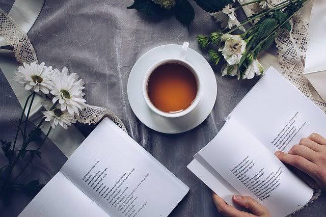 Ilustrasi membaca buku sambil minum teh. Foto: Repro masblackcoffe.my.id