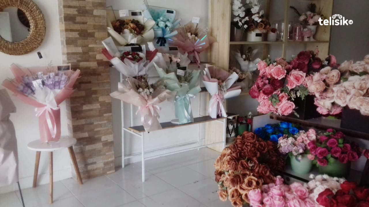 Toko buket bunga milik Prilyan Puspita yang siap dijual. Foto: Nur Khumairah Sholeha Hasan/Telisik