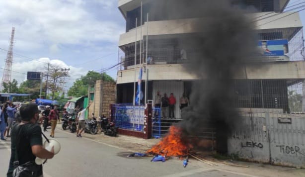 Pendukung Jeriko bakar atribut Partai Demokrat (Foto Ist)