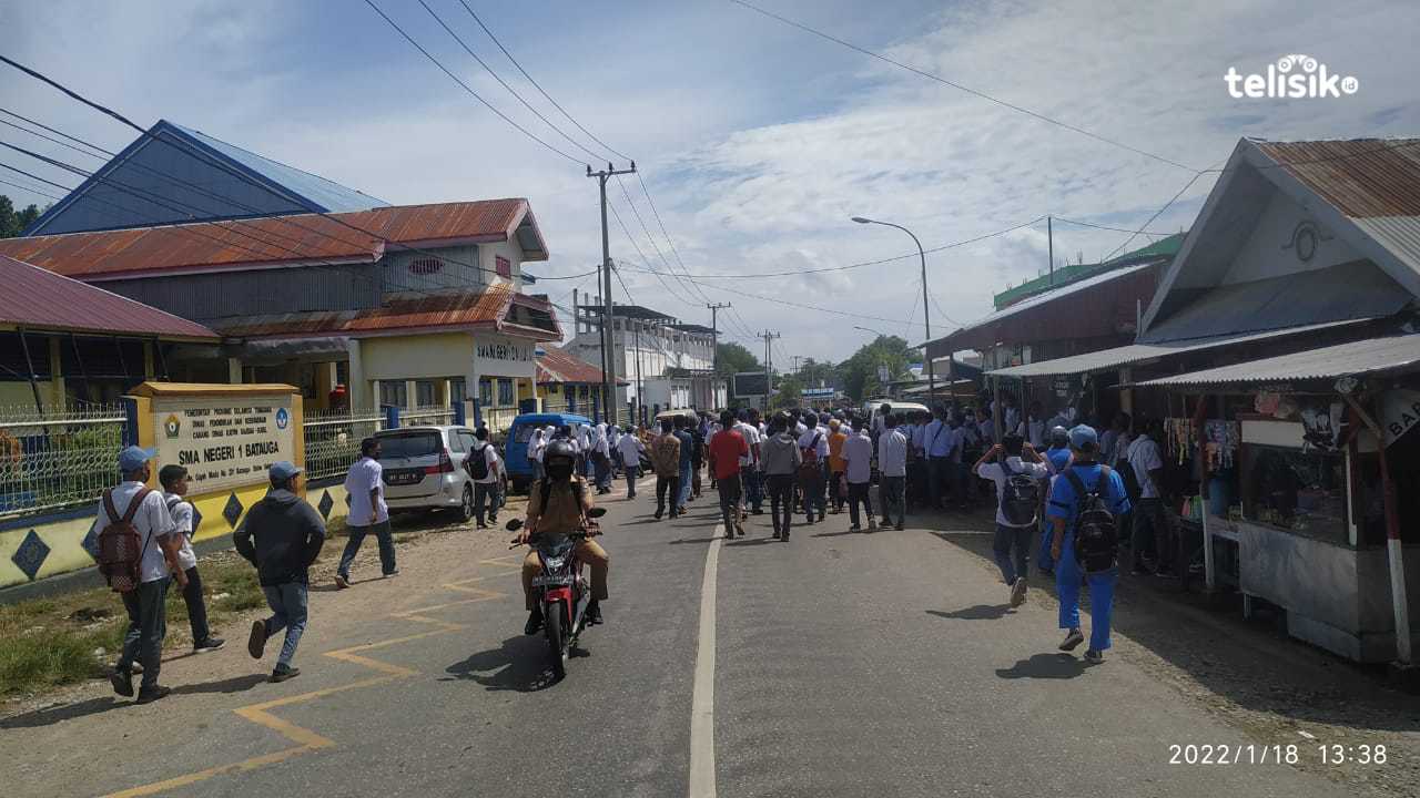 Suasana tawuran antar pelajar di jalan poros Batauga-Sampolawa. Foto: Dheny/telisik