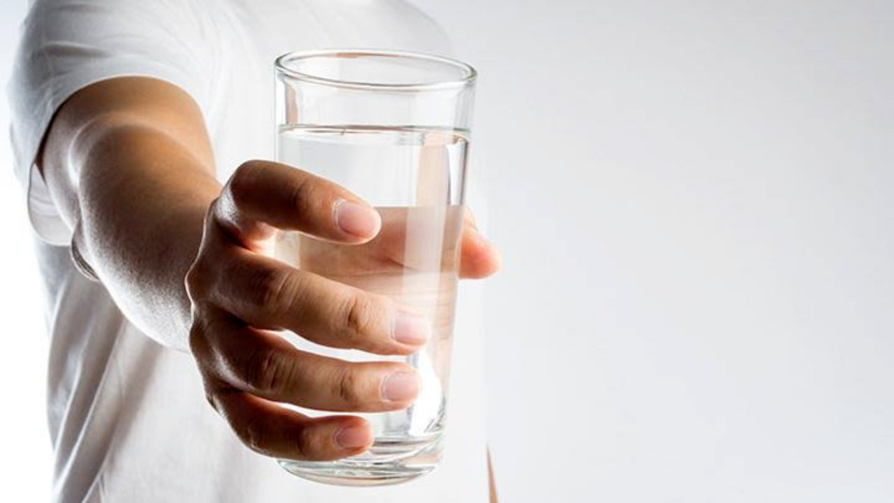 Dalam sehari, air putih yang wajib dikonsumsi adalah minimal delapan gelas. Foto: Repro shutterstock.com