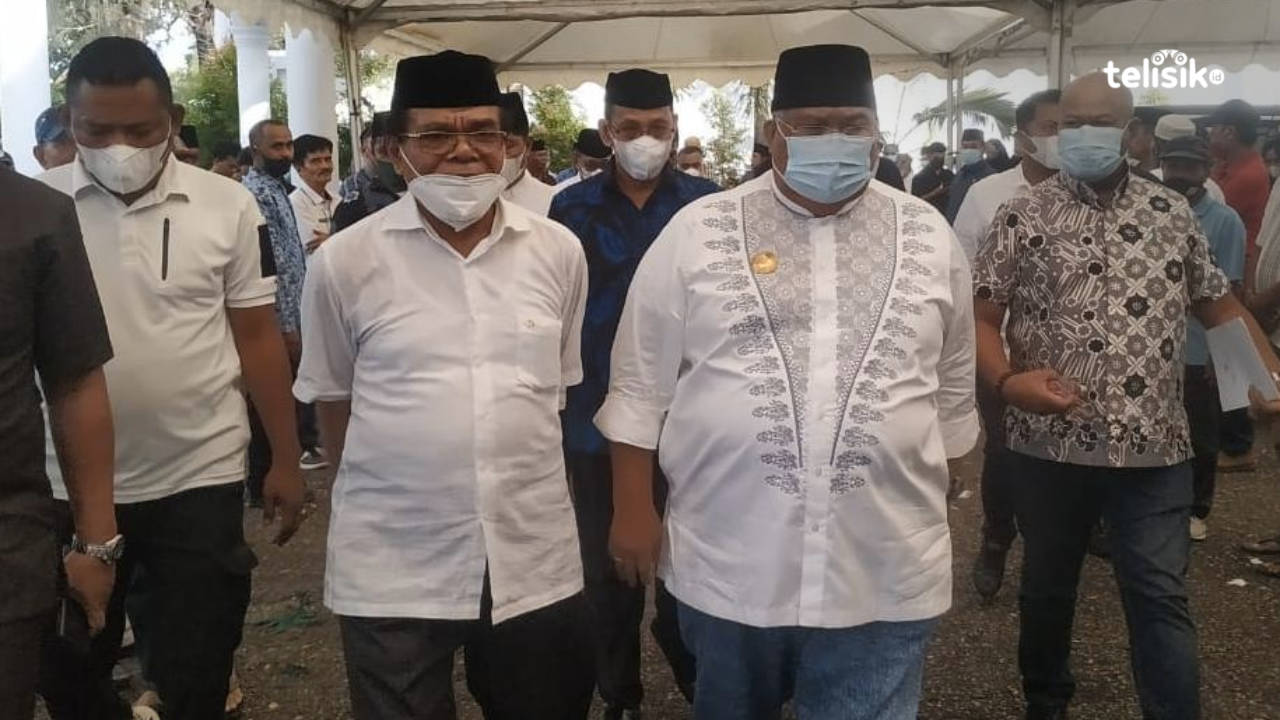 Gubernur Sultra, Ali Mazi nampak hadir di rumah duka Wali Kota Baubau. Foto: Deni Djohan/Telisik