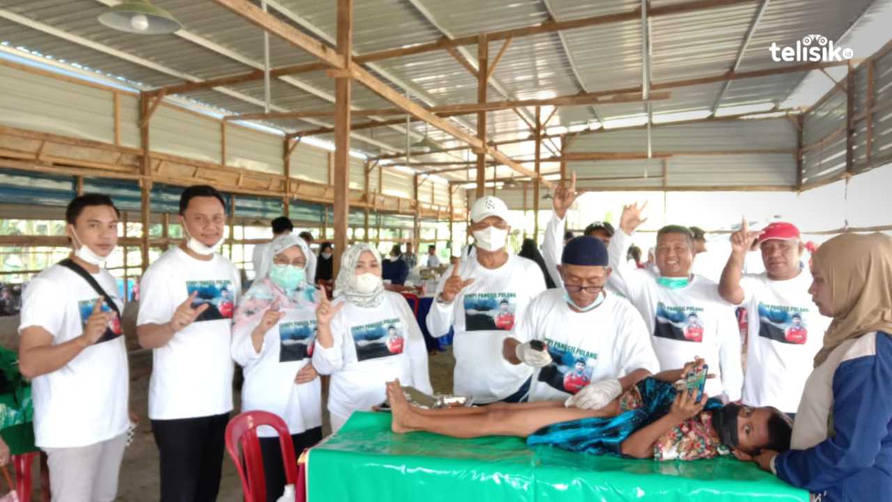 La Ode Barhim bersama istri, Hj Nur meninjau pelaksanaan sunatan massal. Foto: Sunaryo/Telisik