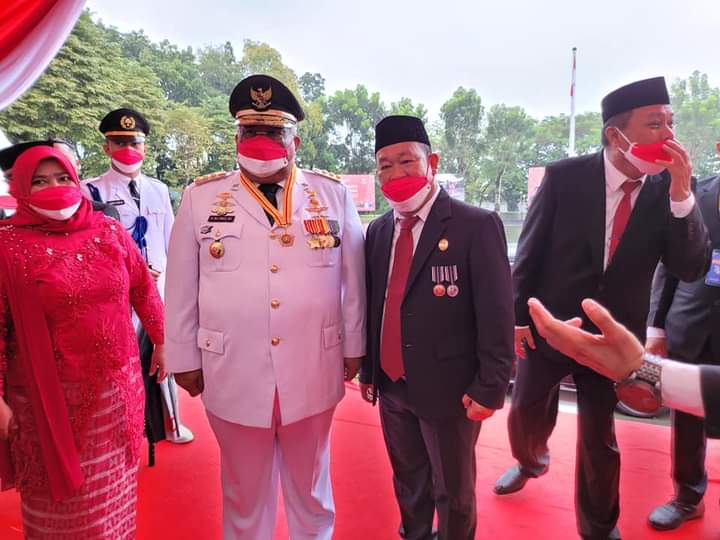 Pj Sekda Muna, Harmin Ramba bersama Gubernur, Ali Mazi. Foto: Ist.
