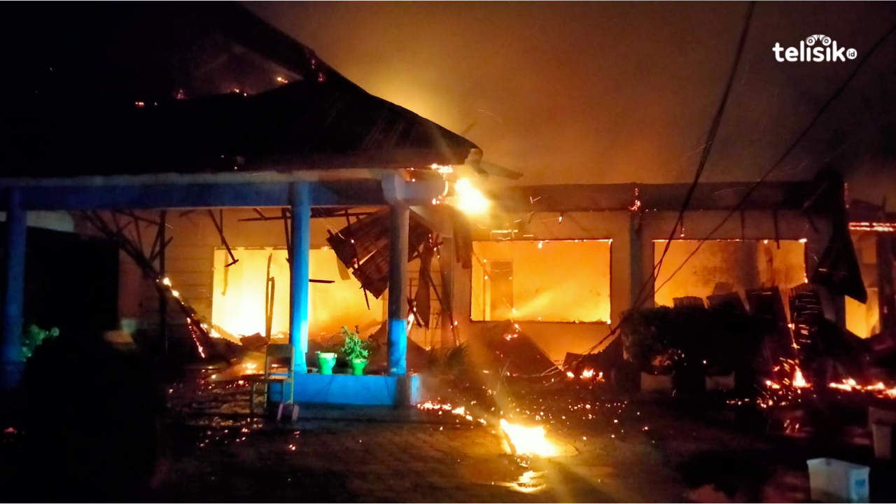 Kebakaran gedung Kantor Dinas Sosial Kota Kendari. Foto: Andi May/Telisik