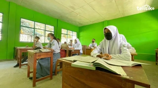 Tampak pelajar SMA sedang melakukan kegiatan belajar di dalam kelas. Foto: Dok. Telisik