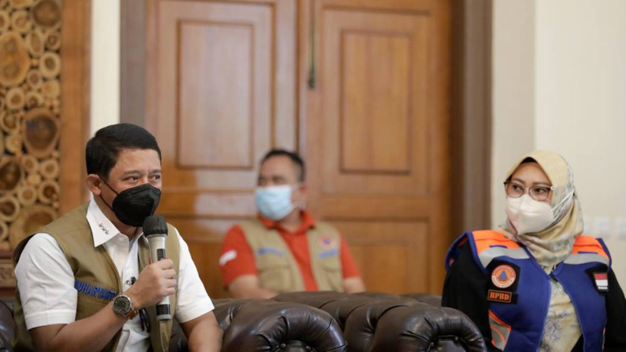 Kepala BNPB, Letjen TNI Suharyanto bersama Bupati Pandeglang, Irna Narulita. Foto : dok BNPB.