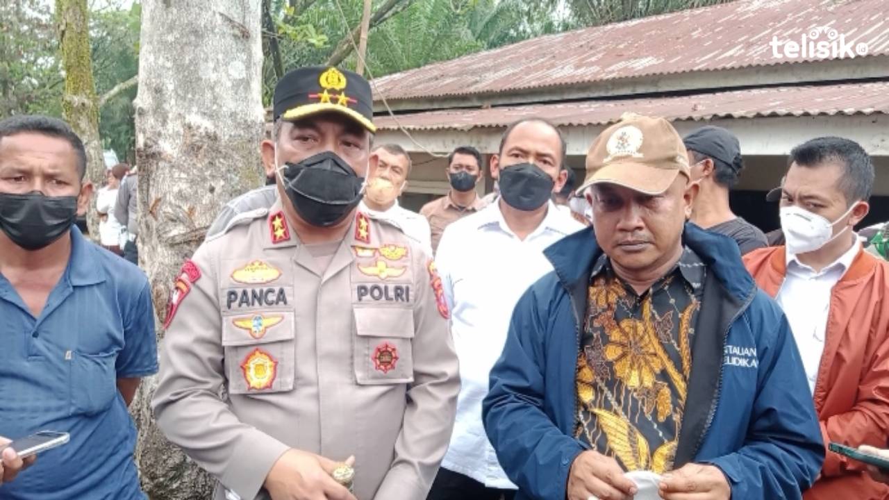 Kapolda Sumut, Irjen Pol Panca Putra ketika berada di lokasi kerangkeng manusia bersamaan dengan Komisioner Komnas HAM RI, Choirul Anam. Foto: Reza Fahlefy/Telisik