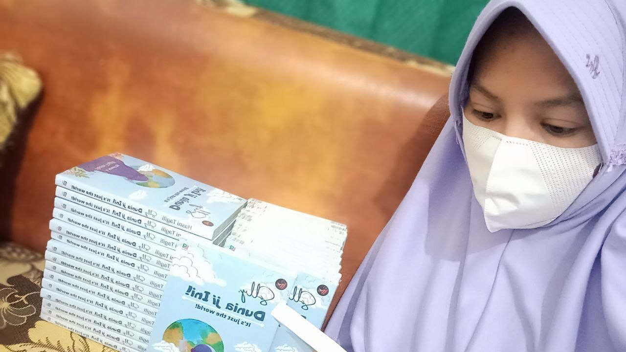 Hasni Tagili, wanita asal Konawe, Sulawesi Tenggara, yang menjadi runner up di kompetisi menulis fiksi KBM App. Foto: Ist.