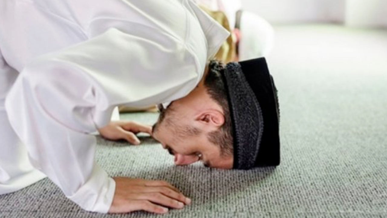 Sujud adalah momen yang paling dekat antara seorang hamba dengan Allah Ta’ala. Foto: Repro Nu online