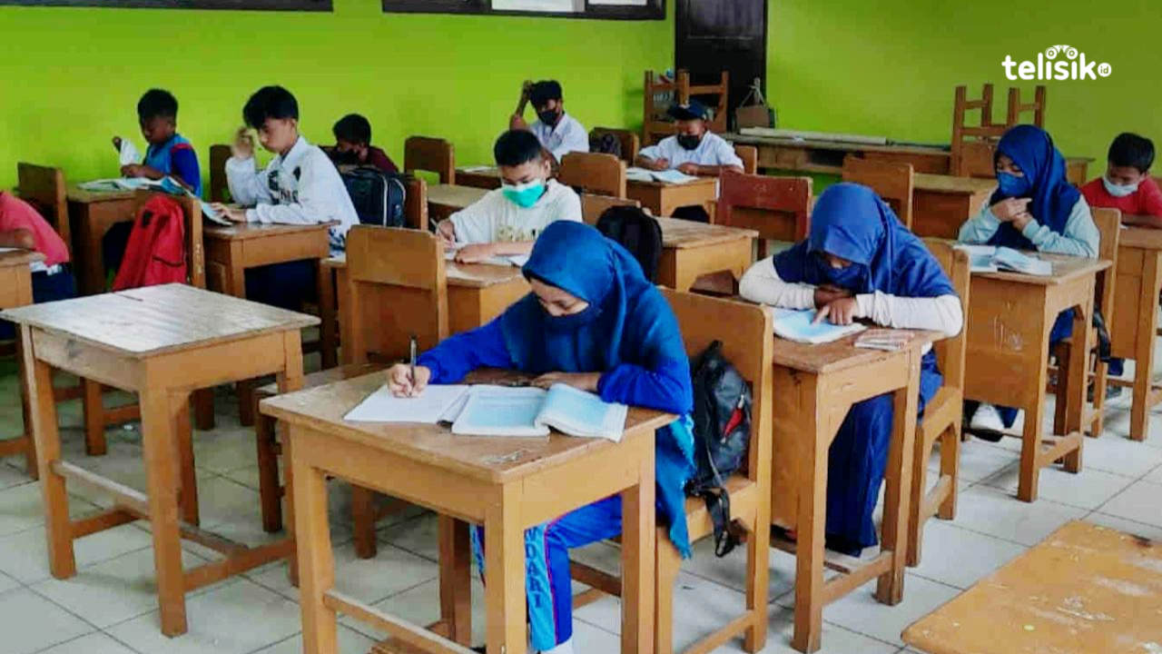 Suasana kelas di salah satu Sekolah Menengah Pertama (SMP) yang ada di Kota Kendari saat melaksanakan PTM. Foto: Andi Irna Fitriani/Telisik
