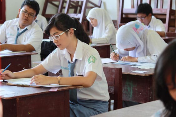 Ilustrasi siswa SMA sedang melakukan kegiatan pembelajaran di dalam kelas. Foto: Repro Genmuda.com