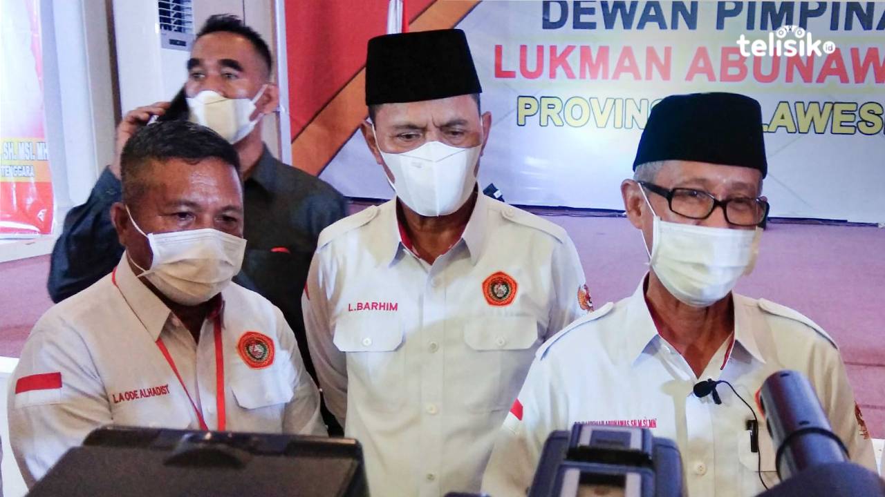 Dari kiri: Ketua Panitia Pengukuhan, La Ode Al Hadist Halami, Wakil Dewan Pembina LA Center, La Ode Barhim dan Ketua Dewan Penasehat LA Center Sultra, Lukman Abunawas. Foto: Kardin/Telisik
