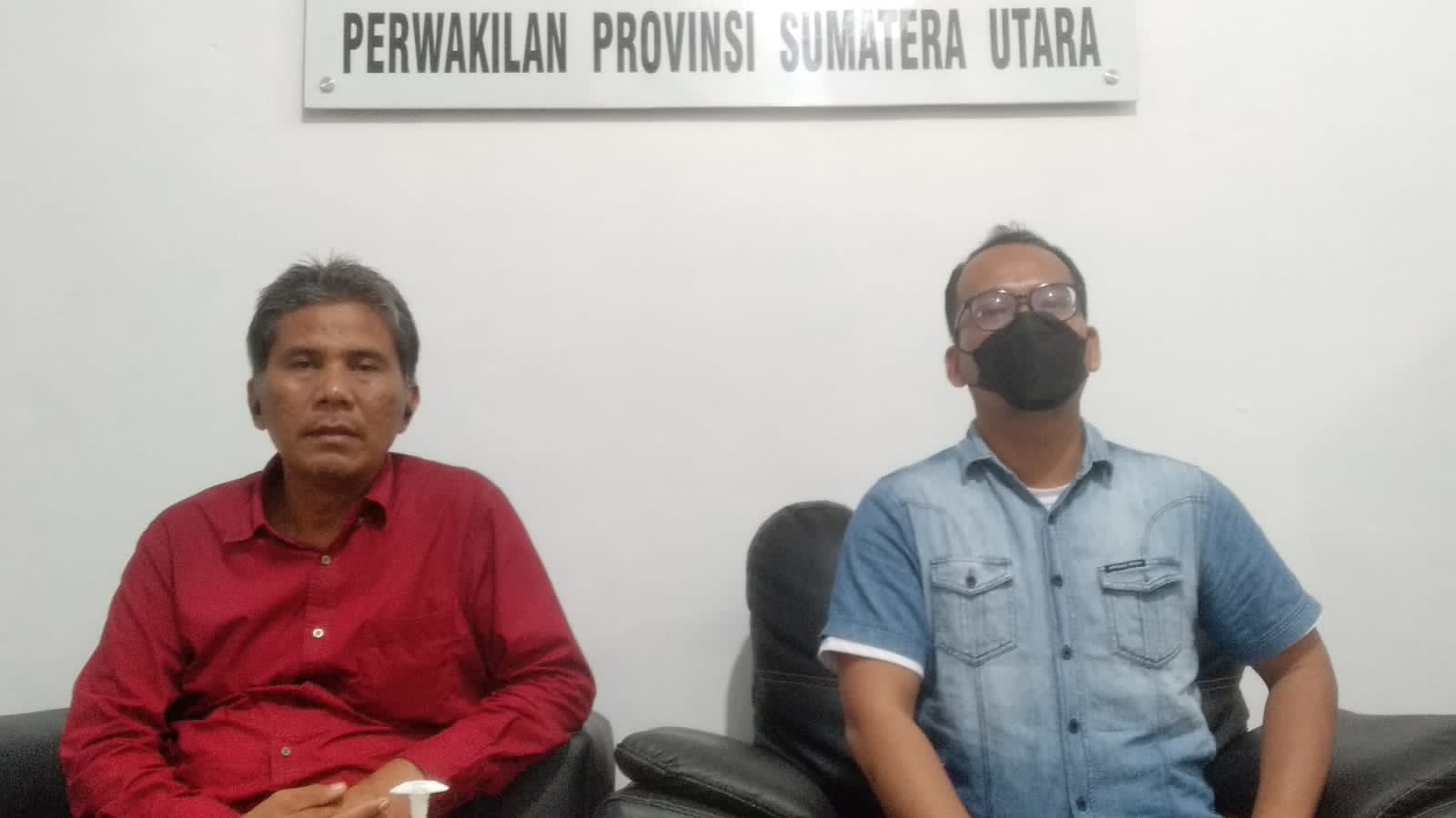 Kepala Ombudsman Sumut Abyadi Siregar (kemeja merah) bersama anggotanya.(Dokumen Ombudsman Sumut)