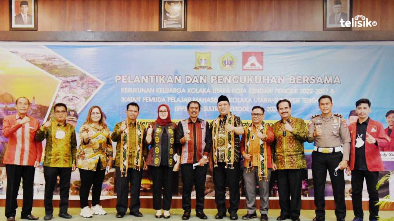 Foto bersama dalam pelantikan dan pengukuhan kerukunan keluarga Kolaka Utara Kota Kendari periode 2022-2027, dirangkaikan dengan pelantikan dan pengukuhan IPPMAKU) Sultra Periode 2022-2024. Foto: Andi Irna Fitriani/Telisik