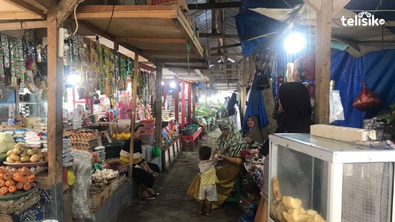 Kondisi Pasar Sentral Wua-Wua Kota Kendari, yang terlihat sepi pembeli. Foto: Apriliana Suriyanti/Telisik