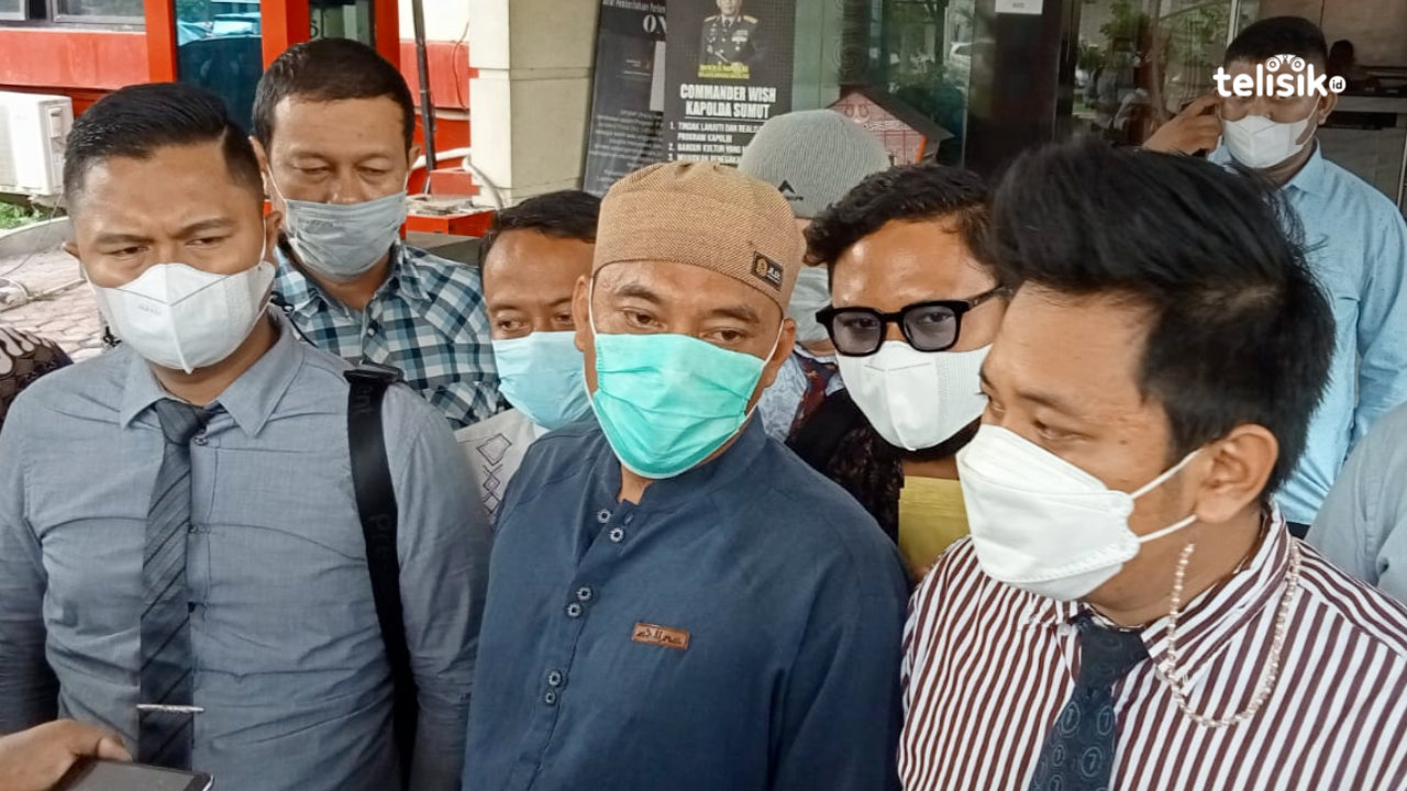 Choki pelatih Biliar (tengah/memakai masker hijau) yang Dijewer Gubernur Sumut Edy Rahmayadi seusai diperiksa penyidik Polda Sumut. Foto: Reza Fahlefy/Telisik