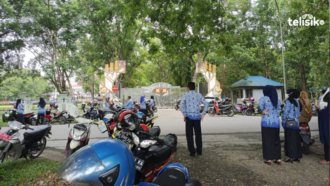 Nampak para ASN masih terlambat dalam pelaksanaan Apel Pagi di Kantor Bupati Konawe. Foto:Aris Syam/Telisik