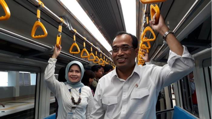 Menteri Perhubungan, Budi Karya Sumadi (kanan). Foto: Repro tribunnews.com