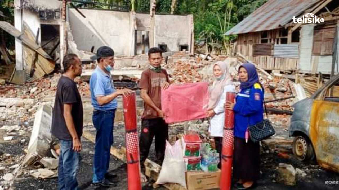 Dinsos memberi bantuan tanggap bencana pada korban kebakaran. Foto : Sunaryo/Telisik