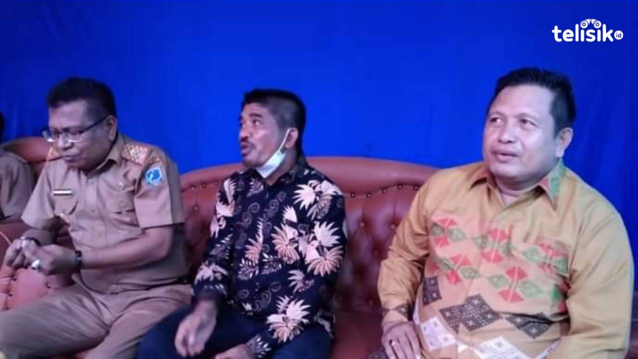 Kadis Nakertrans Muna, Fajaruddin Wunanto (kiri) bersama Bupati, LM Rusman Emba. Foto : Sunaryo/Telisik