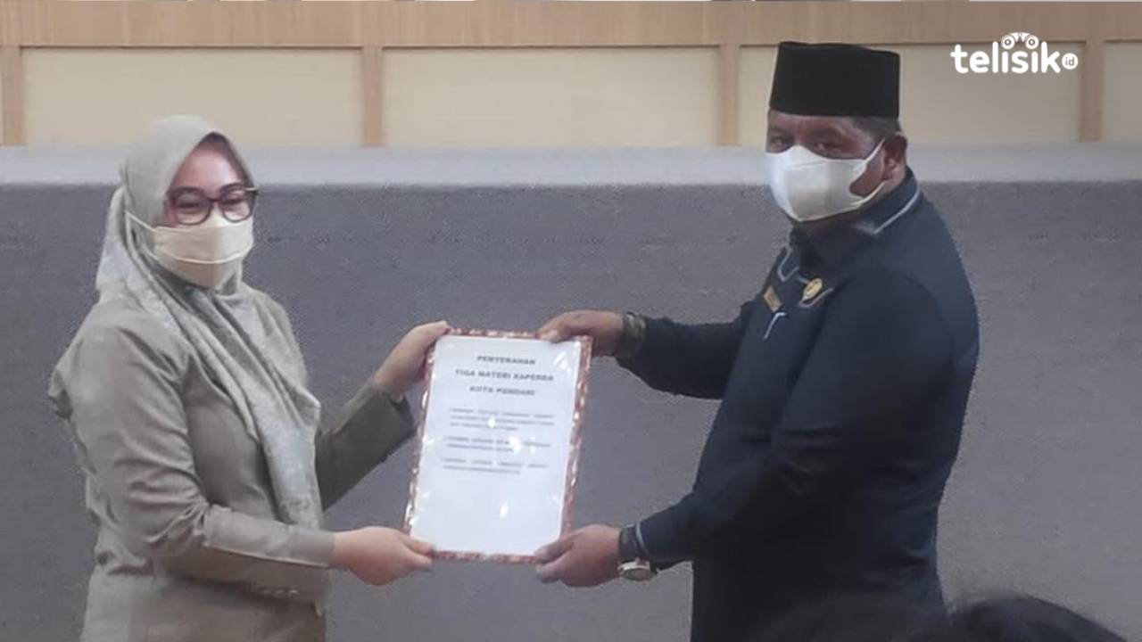 Wakil Wali Kota Kendari, Siska Karina Imran saat menyerahkan tiga Raperda ke DPRD Kendari. Foto: Kardin/Telisik