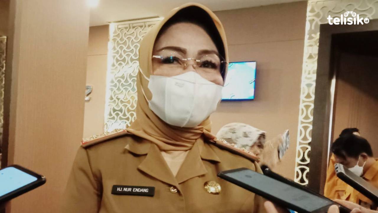 Sekretaris daerah Provinsi Sultra, Nur Endang Abbas saat dijumpai awak media, setelah menerima penghargaan Pemprov Sultra, sebagai kategori daerah setoran pajak terbesar melalui Surat Perintah Membayar (SPM). Foto: Andi Irna Fitriani/Telisik