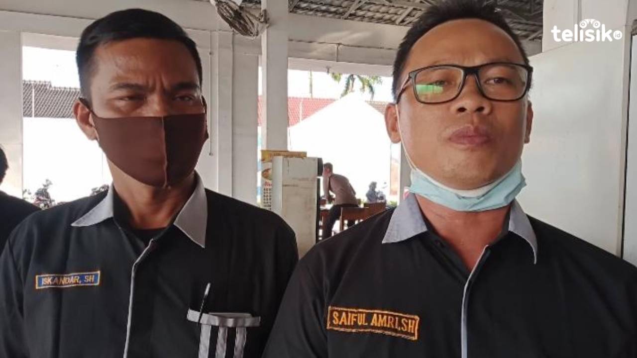 Pengacara di Kota Medan dari KAUM, Saiful Amri SH didampingi rekannya. Foto: Reza Fahlefy/Telisik