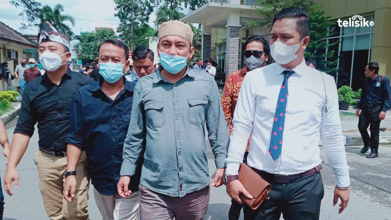 Pelatih Biliar di PON XX Papua, Khairuddin Aritonang alias Choki (dua dari kanan) ketika berada di Mapolda Sumut bersama tim kuasa hukumnya. Foto: Reza Fahlefy/Telisik