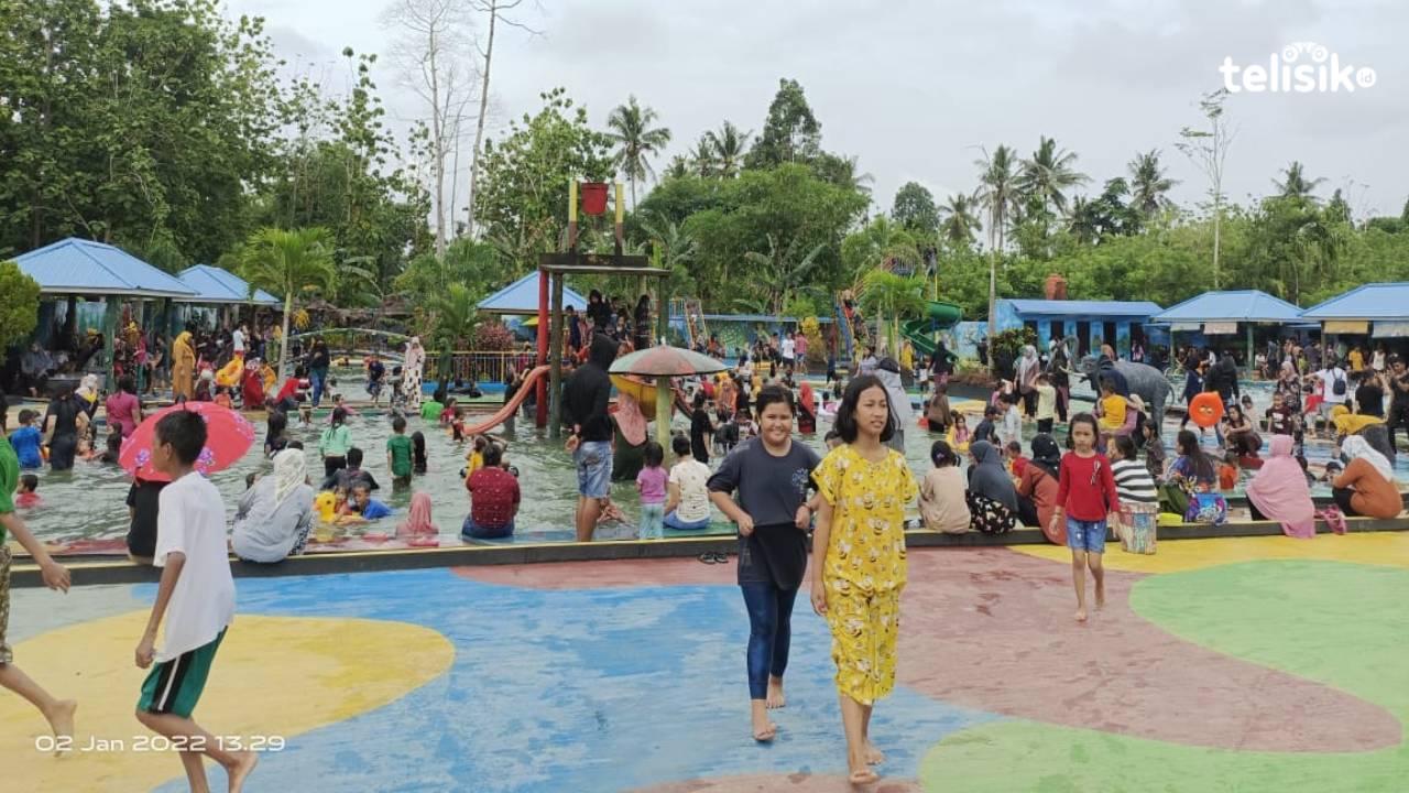 Suasana pengunjung Permandian Putri Kembar di Konawe nampak tidak memakai masker dan jaga jarak. Foto: Aris Syam/Telisik