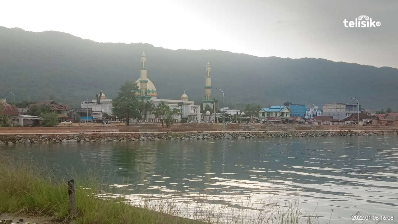 Tepian air laut di Pelabuhan Kasipute Kabupaten Bombana. Hir Abrianto/Telisik