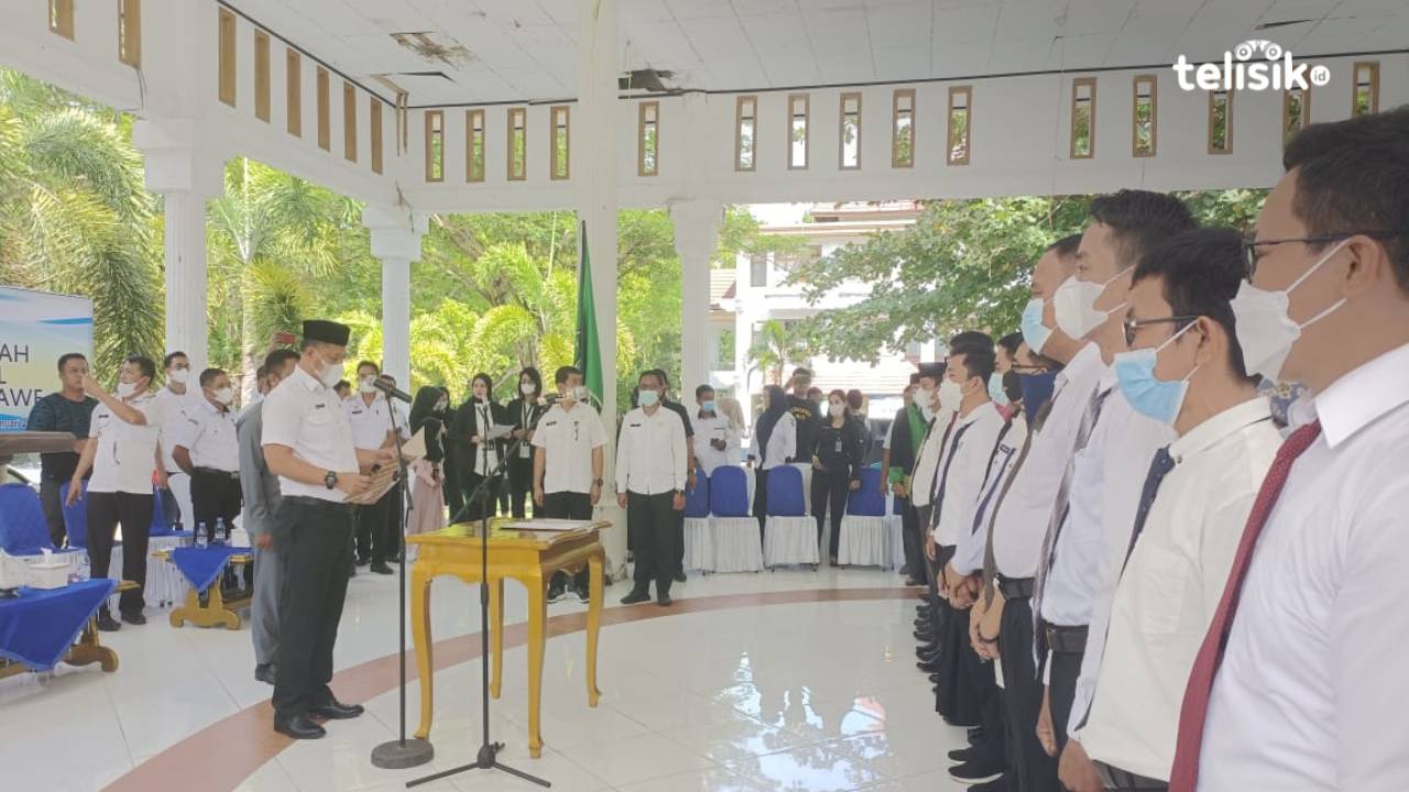 Sekretaris Daerah Konawe, Ferdinand Sapan saat melantik 294 pejabat fungsional. Foto: Aris Syam/Telisik