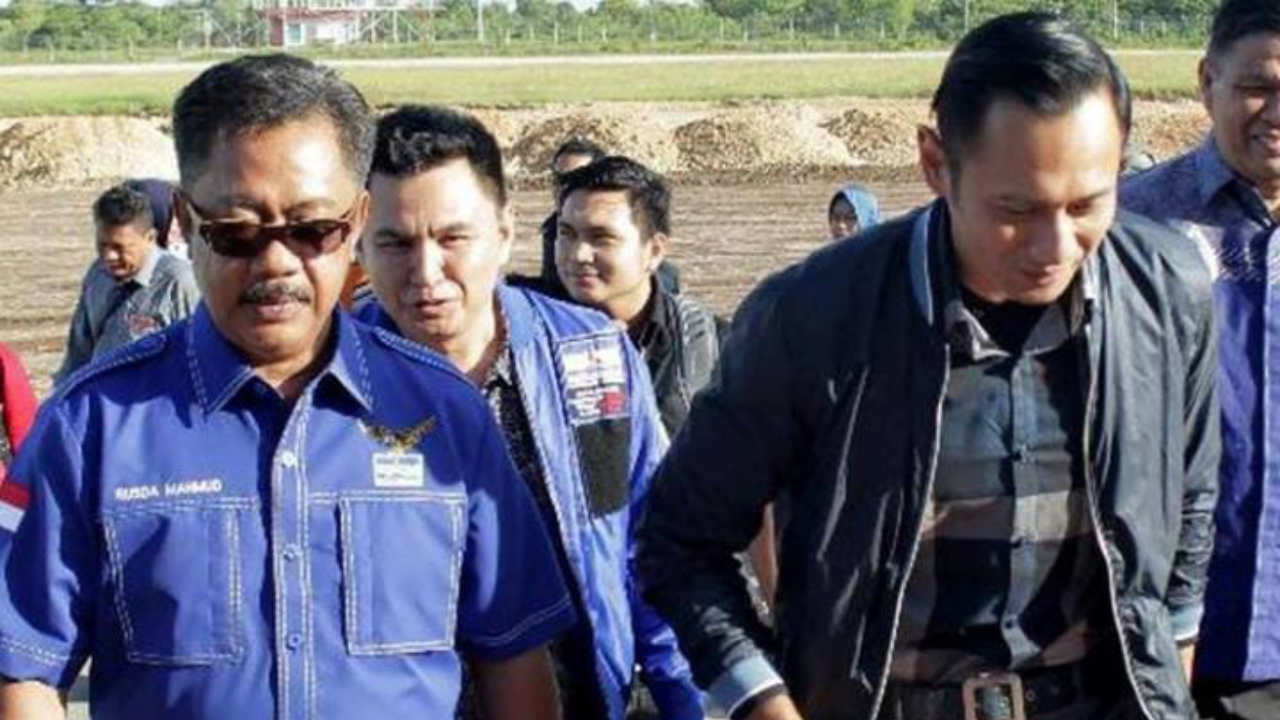 Rusda Mahmud (kiri) bersama Ketum Demokrat Agus Harimurti Yudhoyono (kanan). Foto: Ist.