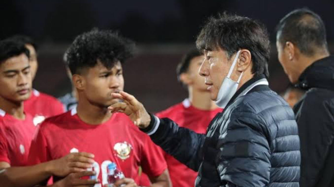 Pelatih timnas Indonesia, Shin Tae-yong saat mengarahkan skuad Garuda. Foto: Dok. PSSI