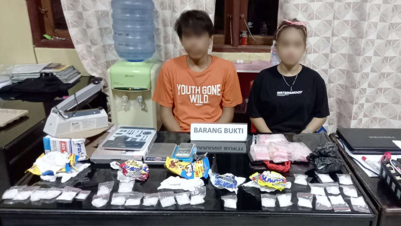 Sepasang kekasih pengedar narkotika jenis sabu saat diamankan Polda Sultra, Foto: Ist.