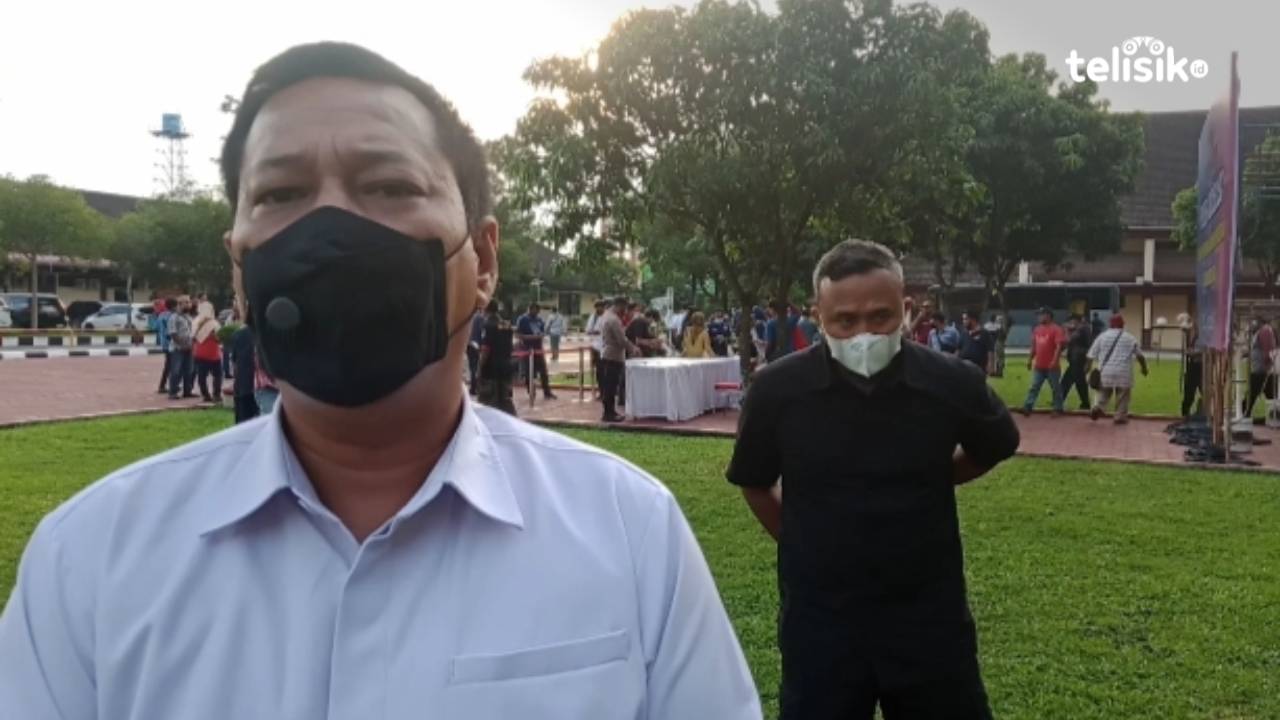 Direktur Reserse Kriminal Umum (Dirreskrimum) Polda Sumut, Kombes Pol Tatan Dirsan Atmaja didampingi Kasubdit Jatanras Kompol Revi Nurvaleni. Foto: Reza Fahlefy/Telisik