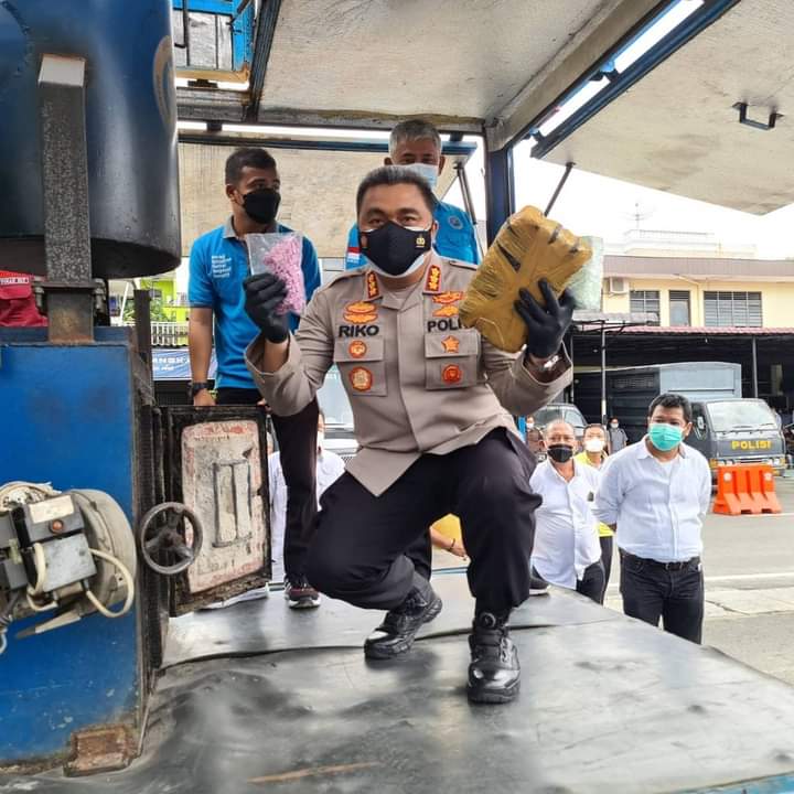 Kapolrestabes Medan, Kombes Pol Riko Sunarko ketika akan memusnahkan narkotika jenis sabu sabu.(Humas Polrestabes Medan).