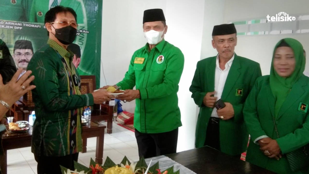 Mantan Ketua DPW PPP Sultra, Yusran A Silondae (kiri) bersama Ketua DPW PPP Sultra, Marsda TNI (Purn) Laode Barhim (kanan) dan pengurus partai. Foto: Kardin/Telisik