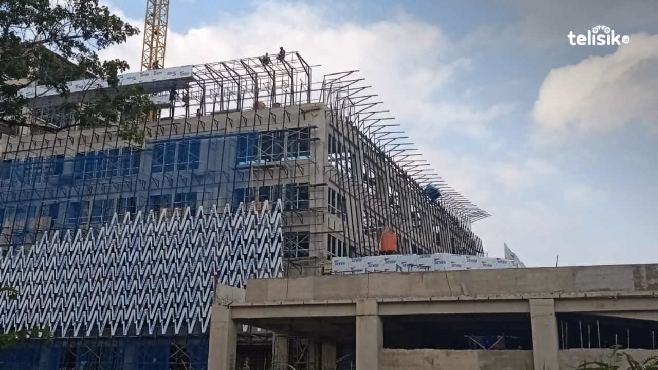 Proses pengerjaan Kantor Balai Kota Kendari, ditargetkan rampung sebelum Oktober 2022 mendatang. Foto: Umratul Khazanah/Telisik