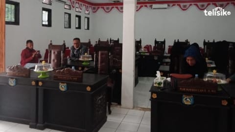 Nampak ruang rapat paripurna DPRD Muna Barat masih kosong. Foto: Amsir/Telisik