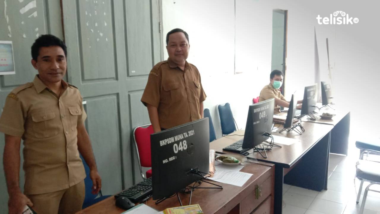Kabid Pengadaan, Pemberhentian ASN dan Informasi BKPSDM Muna, Andi Mapitumba menerima pemberkasan PPPK. Foto : Sunaryo/Telisik