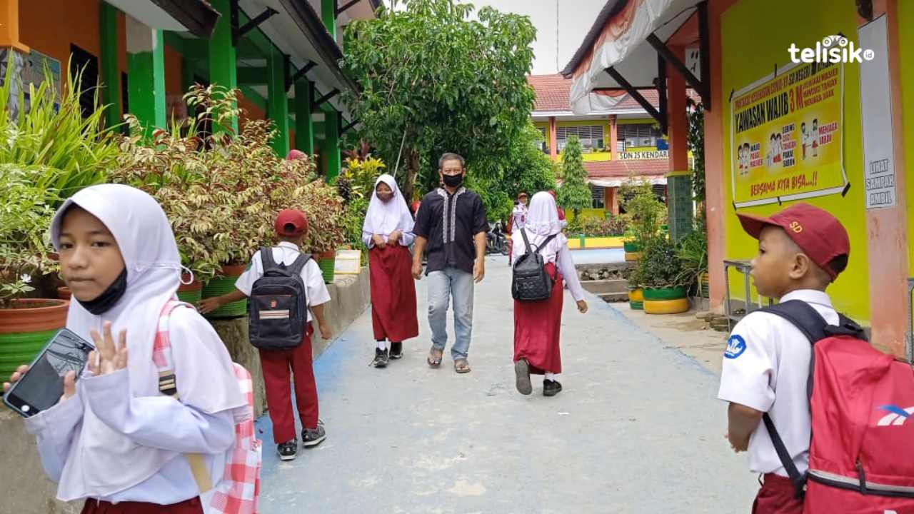 Siswa SDN 37 Kendari saat memasuki gerbang sekolah. Foto: Umratul Khazanah/Telisik