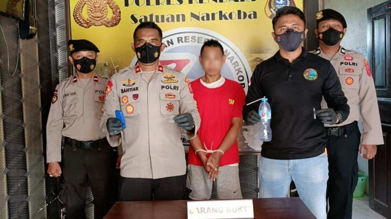 Satresnarkoba Polres Kendari dan Pengedar Narkotika Jenis Sabu, M (32), Foto: Ist
