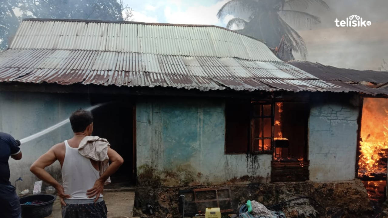 Rumah milik warga terbakar. Foto : Sunaryo/Telisik