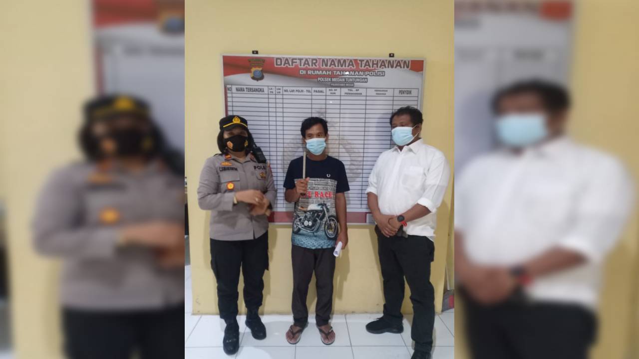 Petugas kepolisian ketika menginterogasi pelaku. Foto: Humas Polsek Medan Tuntungan