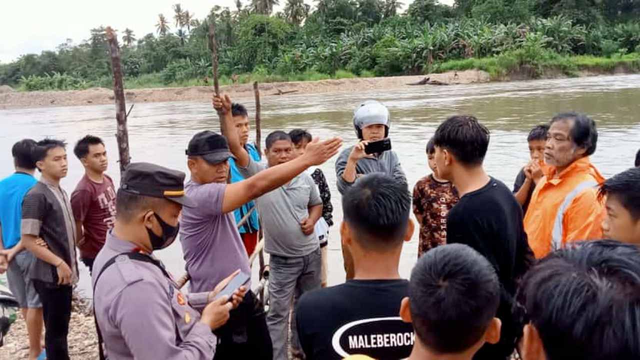 Proses pencarian korban yang terseret arus Sungai Konaweha. Foto: Humas Basarnas Kendari