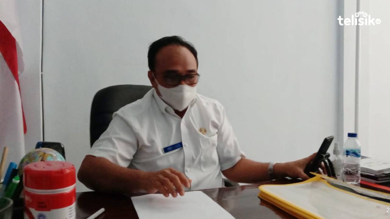 Kepala Dinas Pemberdayaan Masyarakat dan Desa (DPMD) Kabupaten Buton Utara, Mohammad Amaluddin Mokhram saat ditemui di ruang kerjanya. Foto: Aris/Telisik