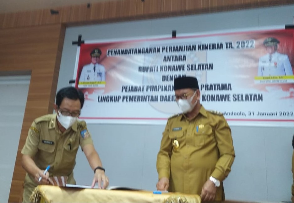 Plt Dinas Kominfo Konsel Hidayatullah (kiri) menandatangani Perjanjian Kinerja bukti berkomitmen peningkatan kinerja. Foto: Dinas Kominfo