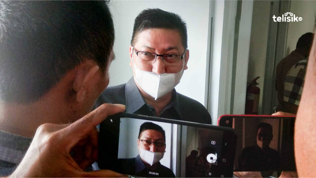 Wakil Ketua Bidang Pendidikan Politik dan Organisasi NasDem Sultra, Abdul Rasak saat ditemui di kantor DPRD Kota Kendari. Foto: Kardin/Telisik